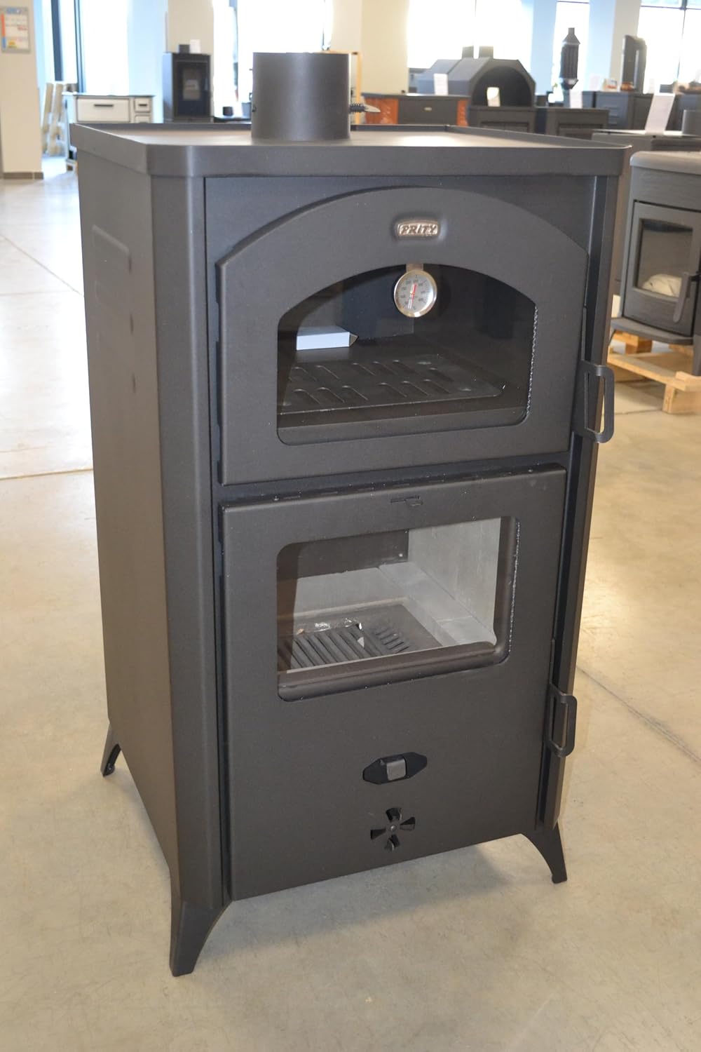 Estufa de leña con horno. Cocina de cocción, potencia de calefacción 14kw.