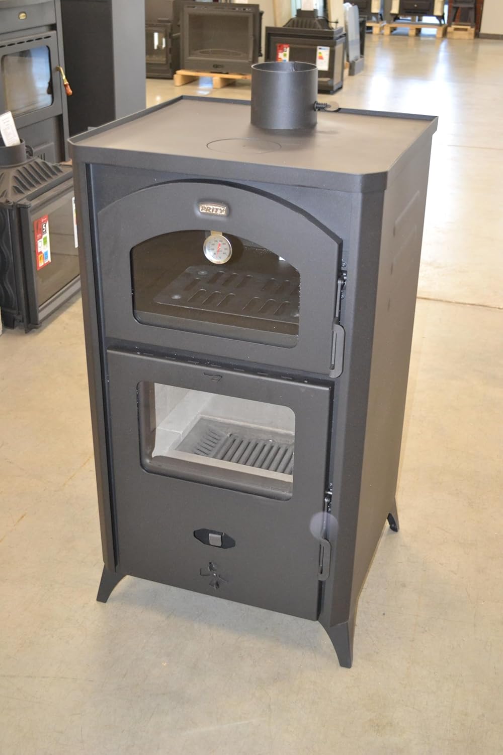 Estufa de leña con horno. Cocina de cocción, potencia de calefacción 14kw.