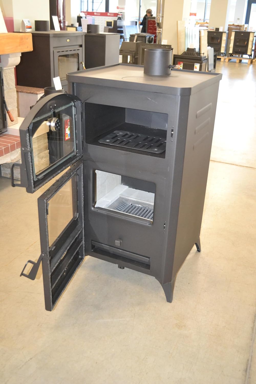 Estufa de leña con horno. Cocina de cocción, potencia de calefacción 14kw.